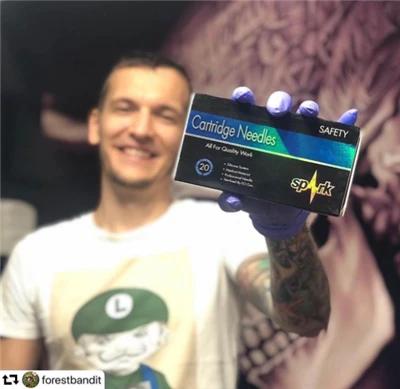 Artistul tatuaj vorbește pentru SPARK