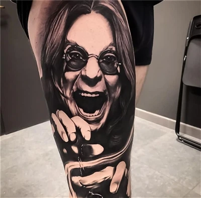 Înțelegi expresia ei pentru acest tatuaj