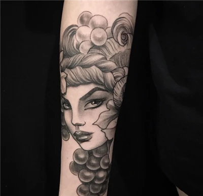 femeie pentru tatuaj