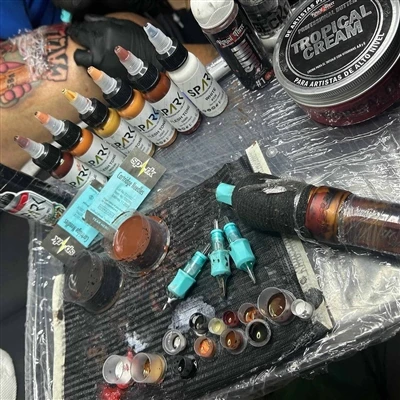 Studiourile de tatuaje raportează cererea crescândă în rândul primului mai ve...